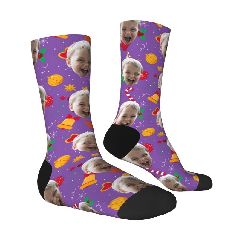 Chaussettes violettes personnalisées avec photo ajoutée comme cadeau de Noël personnalisé