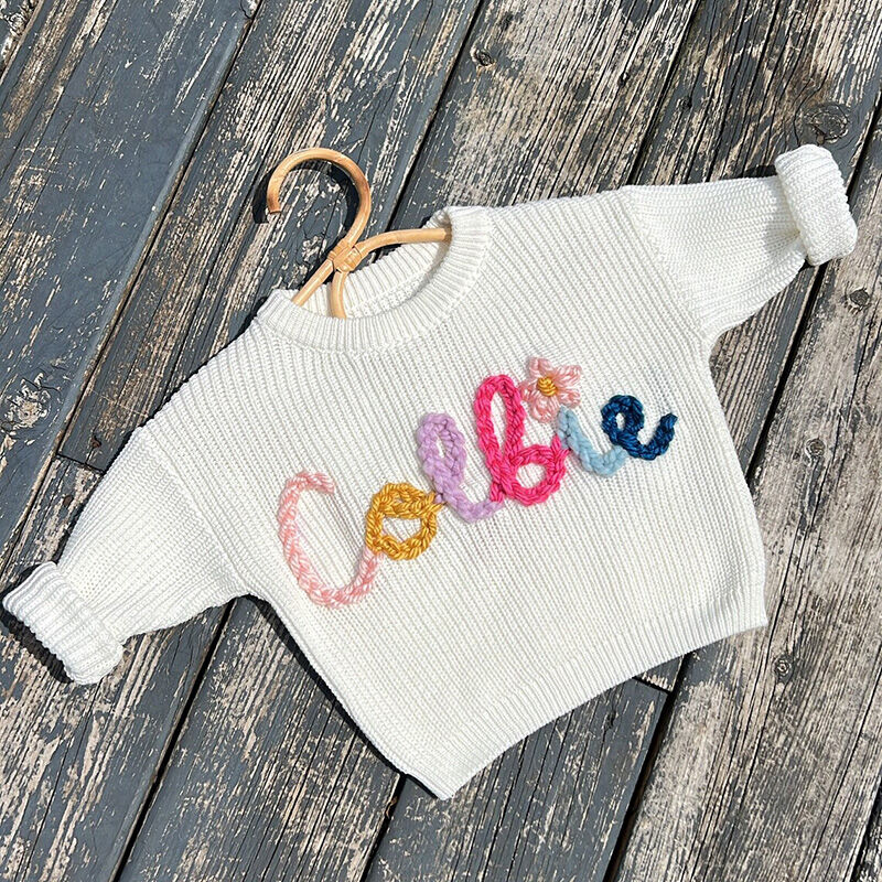Suéter hecho a mano personalizado con nombre con texto de color aleatorio hermoso para bebé