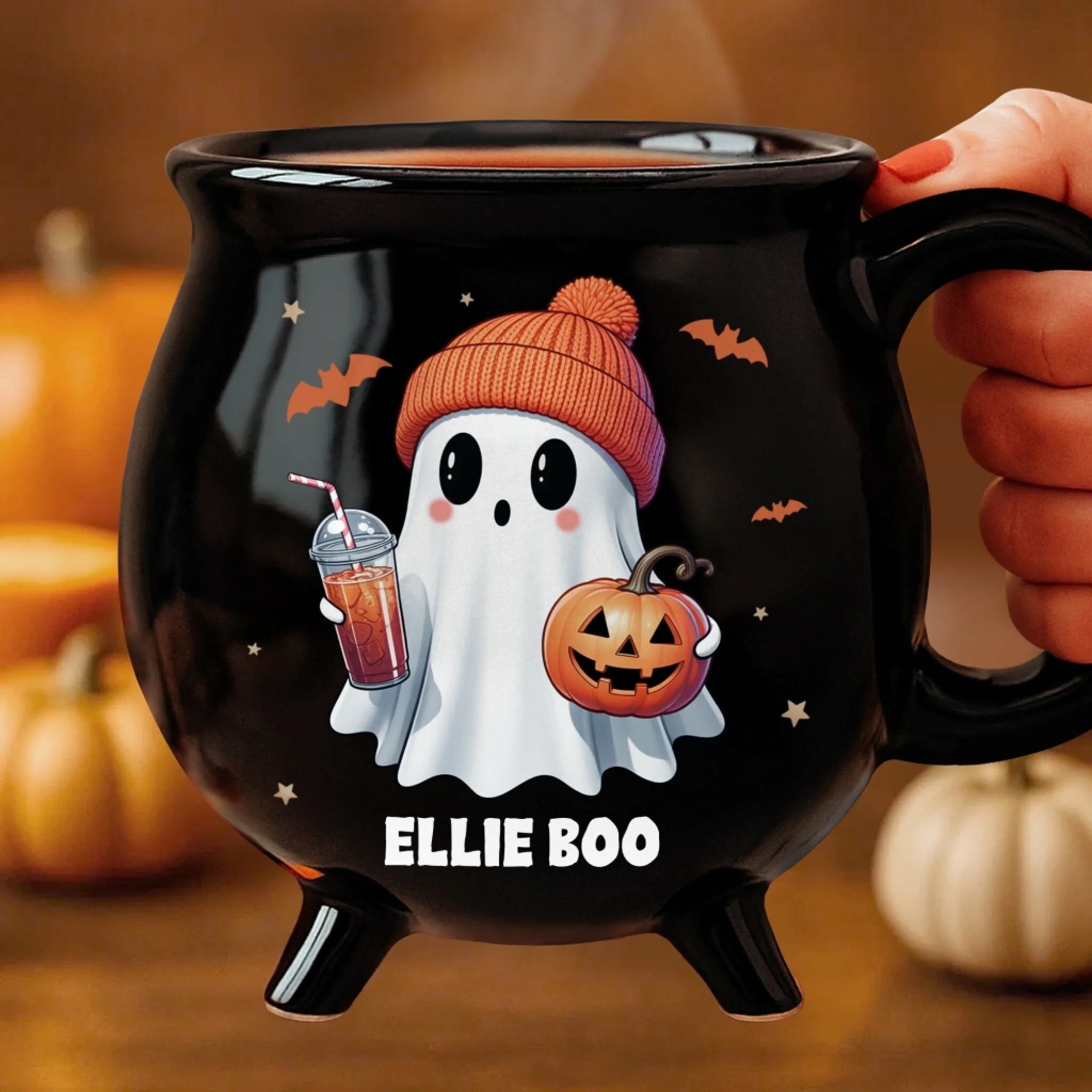 Taza de café personalizada con diseño de caldero fantasma y nombre personalizado, regalo de Halloween para la familia.