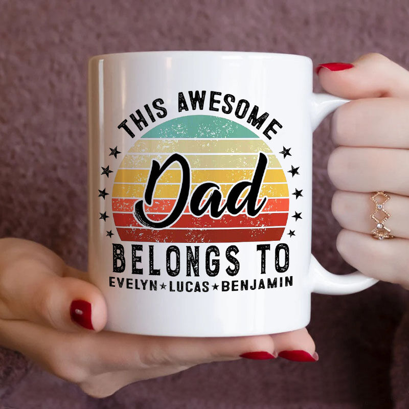 Personalisierte Namenstasse mit Retro-Sonnenuntergang Muster Geschenk für Daddy "This Awesome Dad Belongs To"