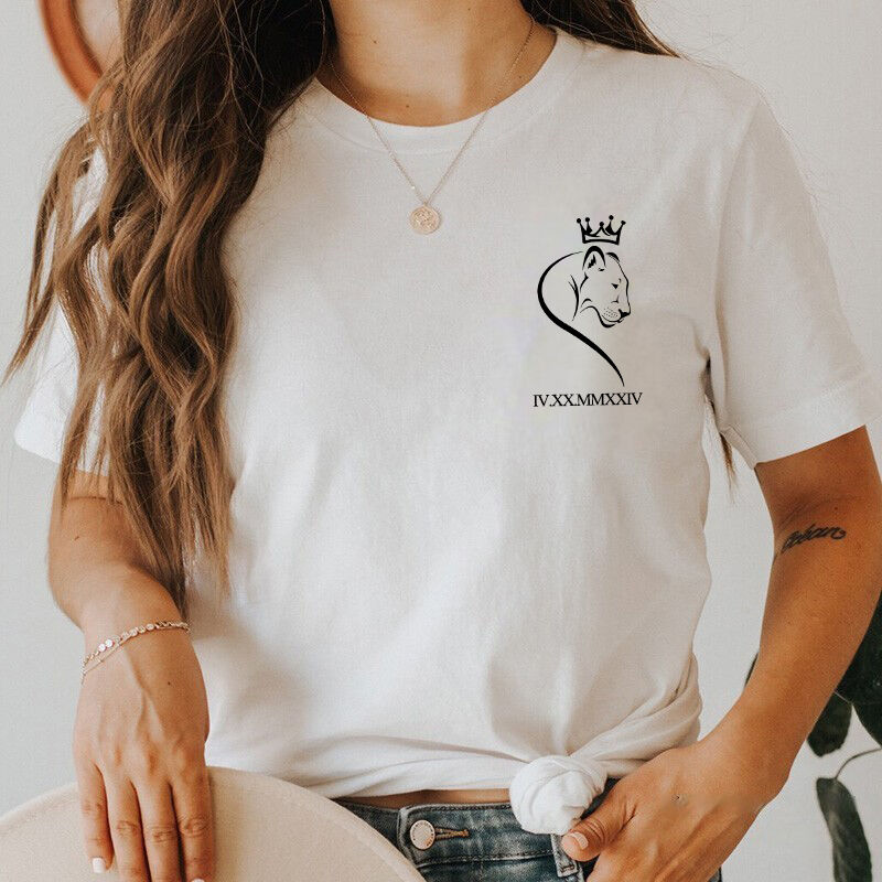 Personalisierte T-Shirt Löwe König Paar Krone Design mit benutzerdefinierten römischen Ziffern Datum Geschenk für Liebhaber