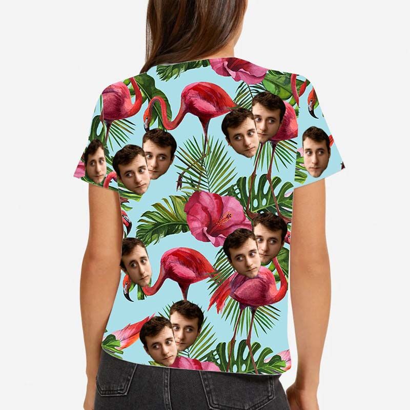 T-shirt "Flamant rose dans l'herbe en vert" hawaïen pour femme avec visage personnalisé
