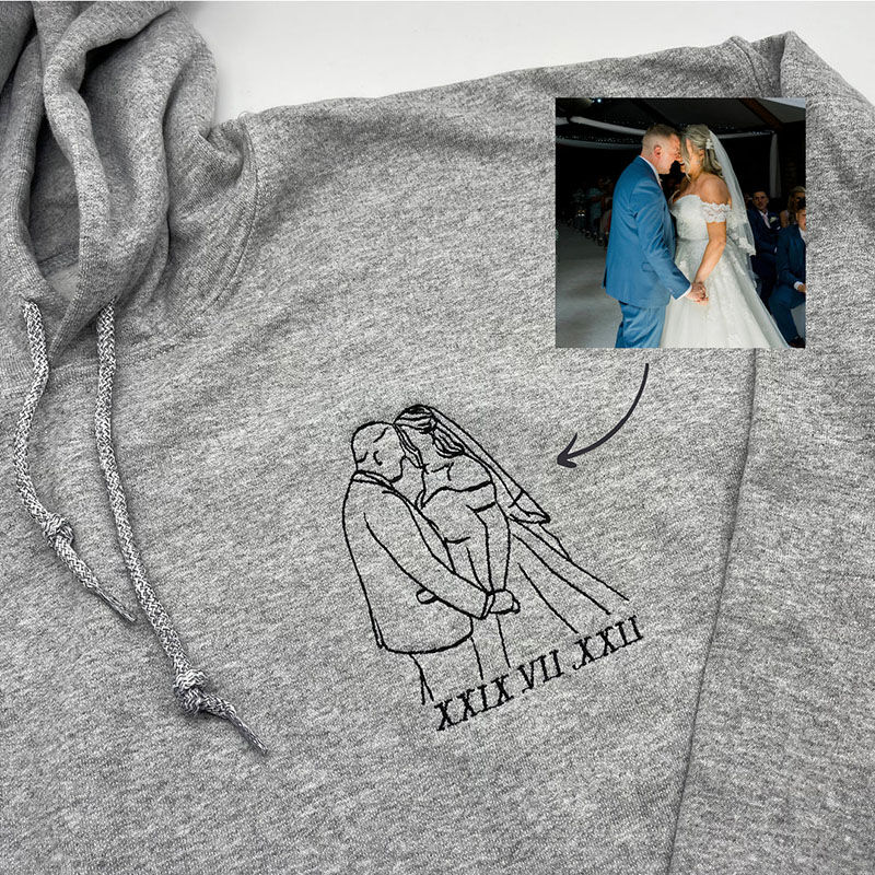 Sudadera con capucha personalizada bordada de foto de pareja con dibujo de contorno y fecha