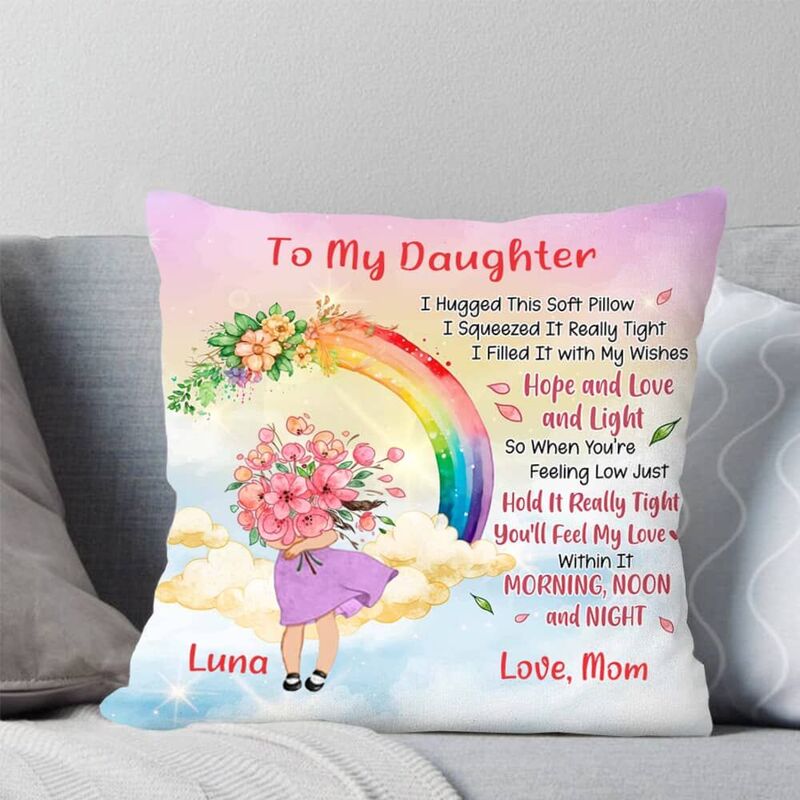 Personalisiertes Kissen mit Regenbogen- und Blumenmustern sind tolle Geschenke für Mädchen