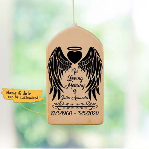 Campana de viento con nombre y fecha personalizados con dos alas grandes y corazón