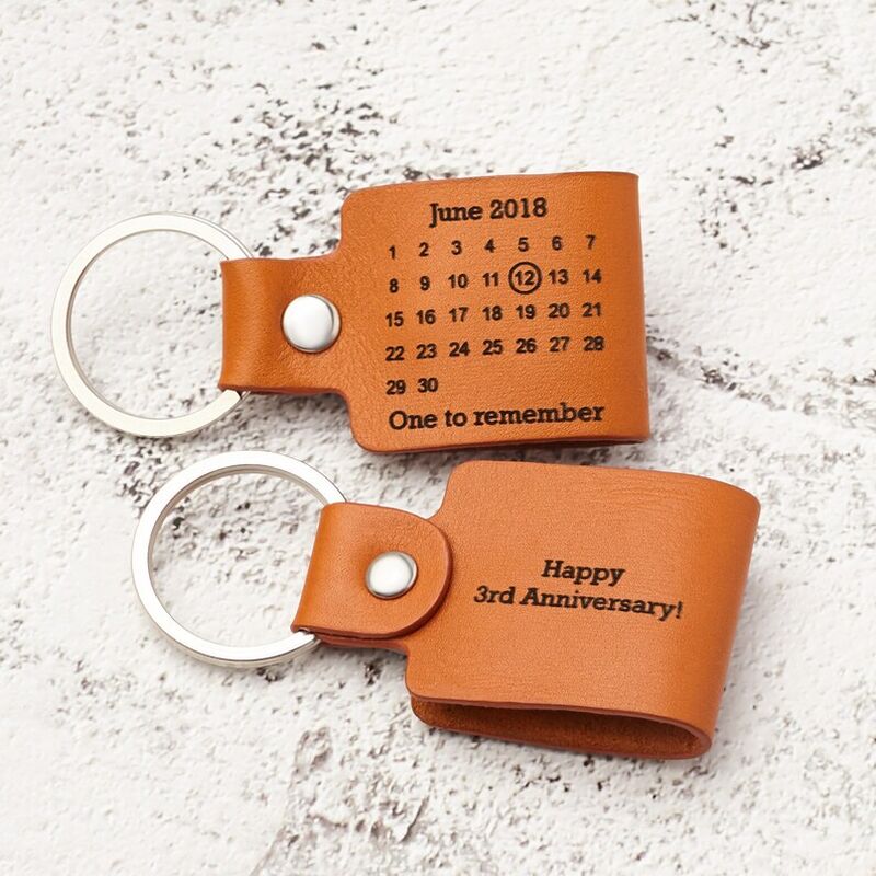 Personalisierter Leder-Schlüsselanhänger Personalisiertes Datum und Text Jubiläumsgeschenk