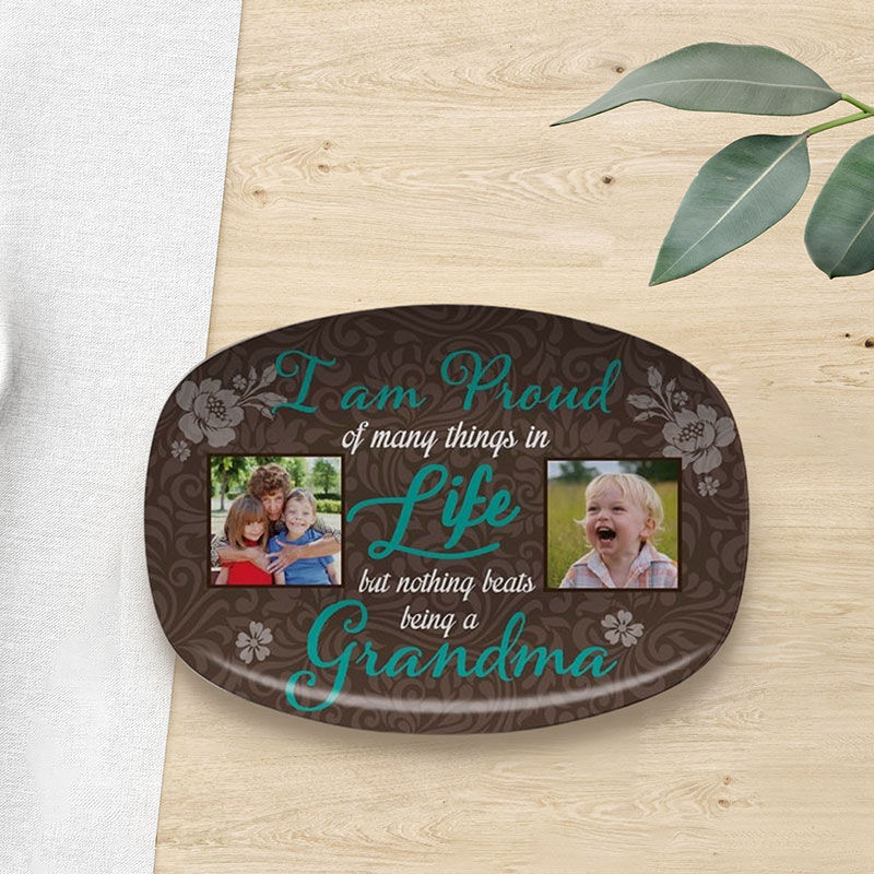 Assiette photo personnalisée avec motif de fleurs pour grand-mère "Je suis fière de beaucoup de choses dans la vie mais rien ne vaut le fait d'être grand-mère"