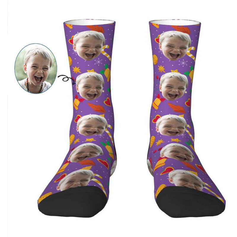 Chaussettes violettes personnalisées avec photo ajoutée comme cadeau de Noël personnalisé