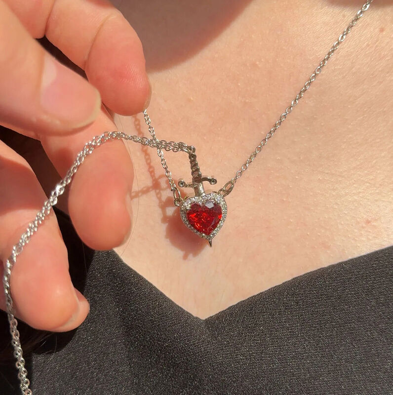 Ensemble de collier avec dagues en forme de cœur en cristal rouge Cadeau mignon pour la Saint-Valentin pour les couples