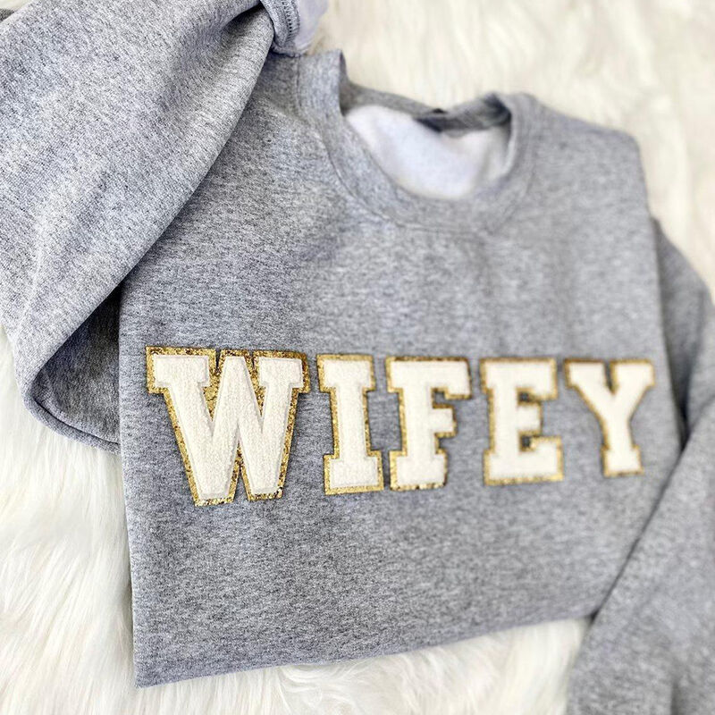 Personalisiertes Sweatshirt Wifey mit benutzerdefinierten Wort Cozy Patch Design Attraktives Geschenk für Sie