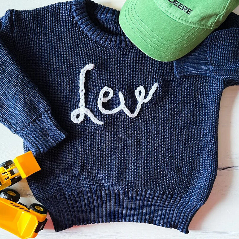 Suéter hecho a mano personalizado con nombre y diseño de texto blanco para niños