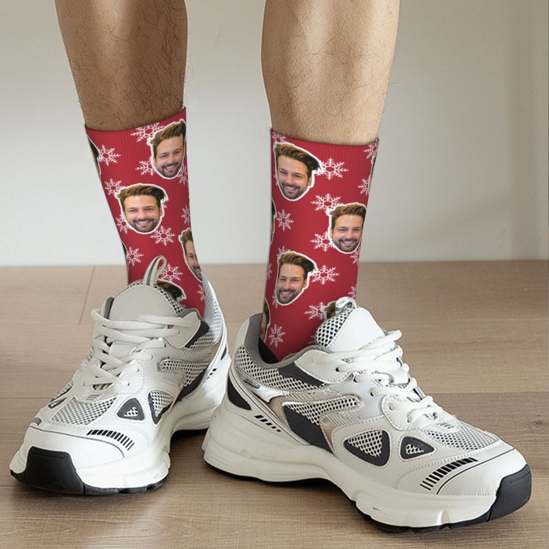 Personalisierte Socken mit Gesicht und Schneeflockenmuster als Weihnachtsgeschenk für Paare