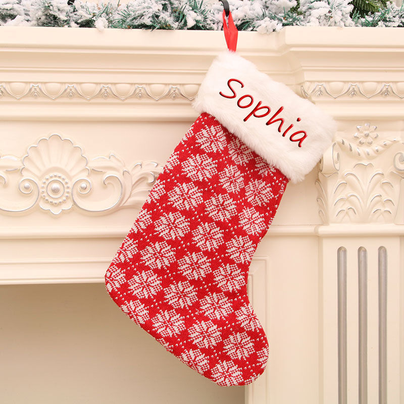 Calcetines de navidad personalizados con el nombre de un copo de nieve rojo