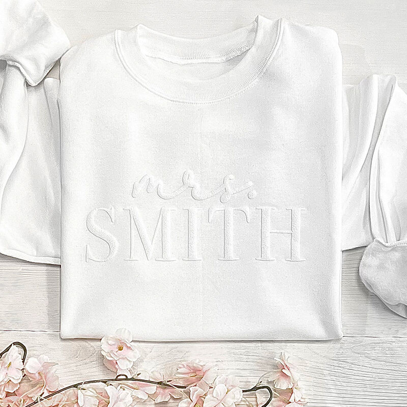 Sweatshirt Puff Print Nom de famille personnalisé Design simple et chic Cadeau parfait pour l'amoureux