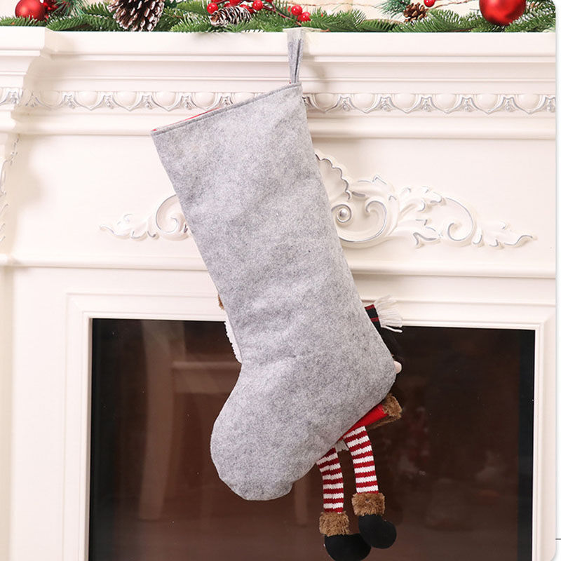 Chaussette de Noël grise personnalisée avec nom du bonhomme de neige à longues pattes