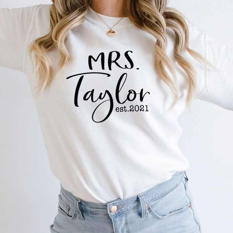 Sweatshirt personnalisé avec nom et année au design attrayant pour Mme Cadeau idéal pour l'amoureuse