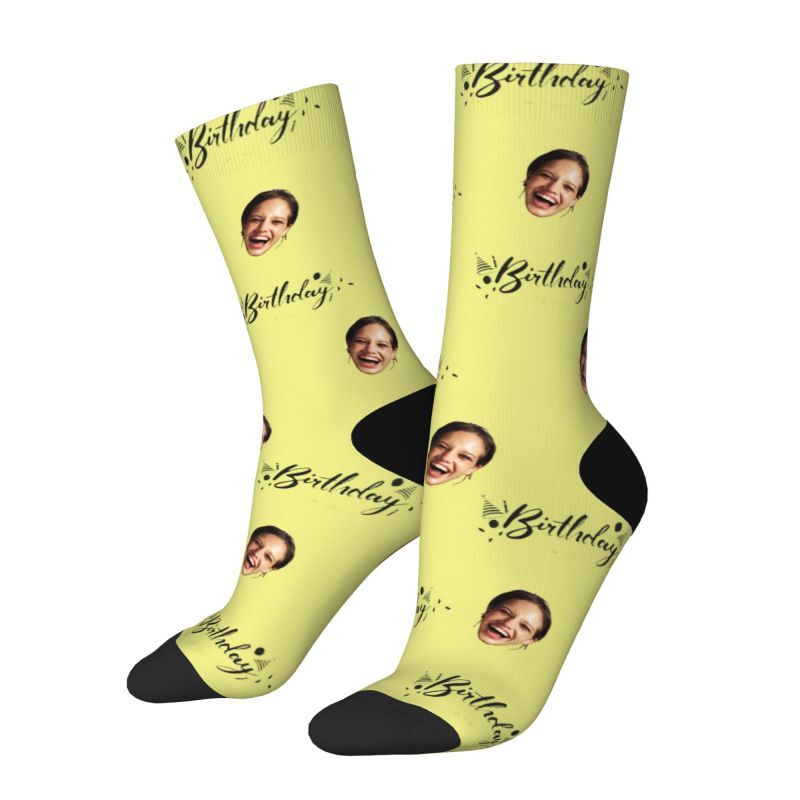 Gepersonaliseerde sokken met gezicht, bedrukt met "Happy Birthday