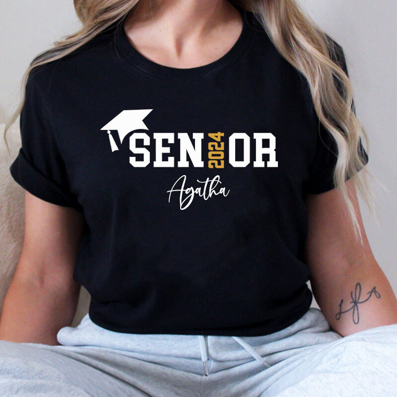 Personalisiertes T-Shirt Senior 2024 mit individuellem Namen Attraktives Geschenk für Absolventen
