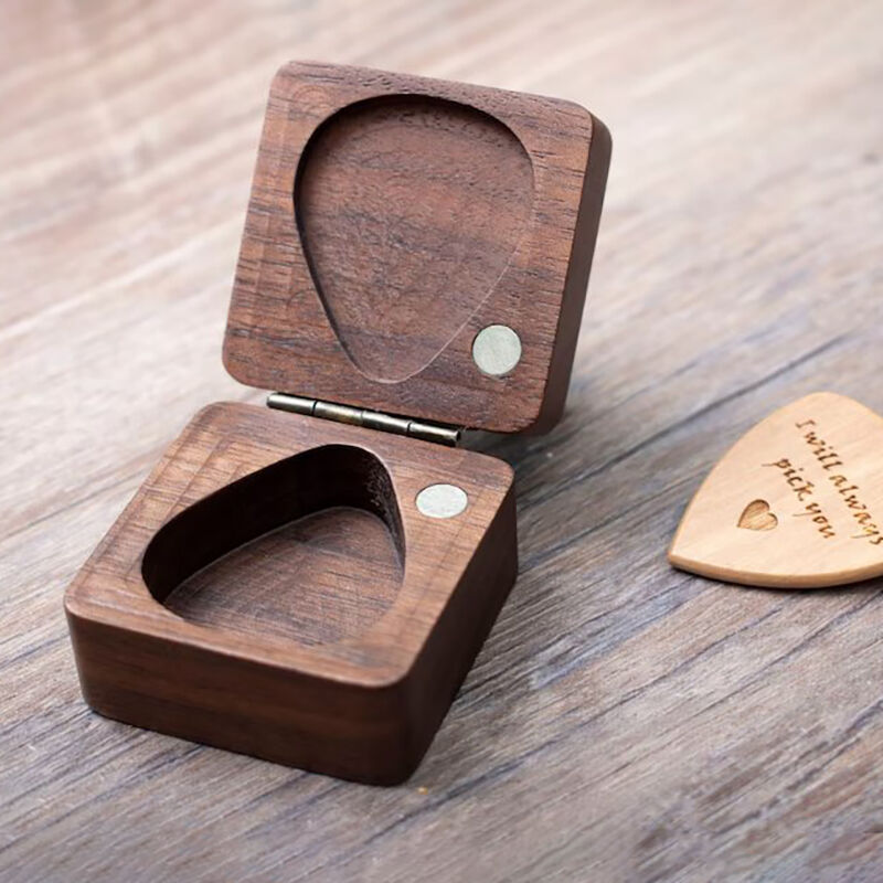 Personalisierte hölzerne Gitarren-Plektren-Box mit künstlerischem Herz-Muster Wertvolles Geschenk für Freunde