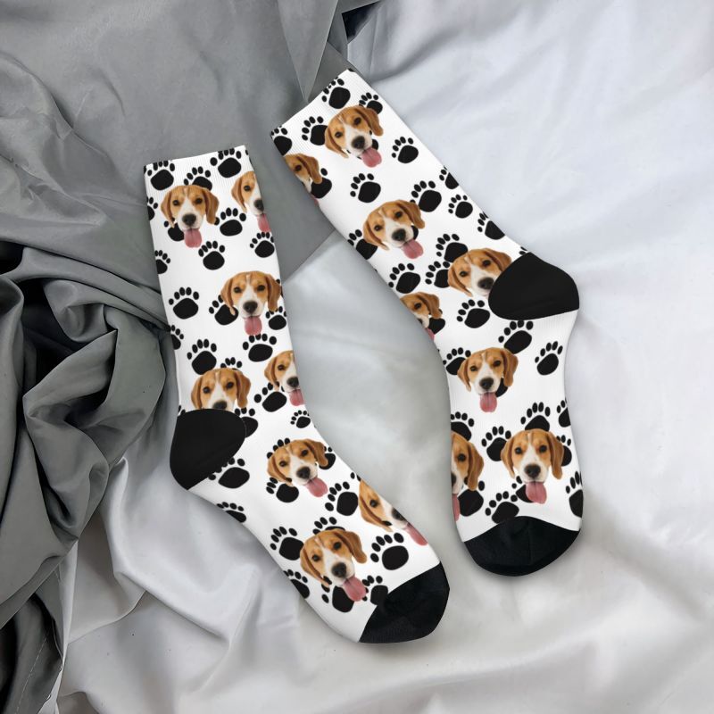 Gepersonaliseerde sokken met foto van huisdier en zwarte hondenpootafdrukken