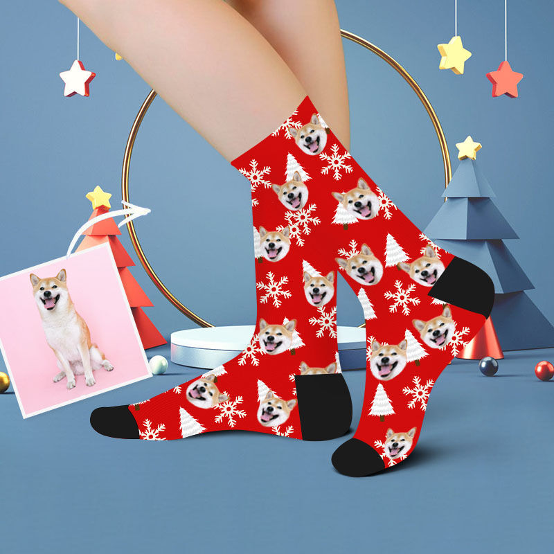 Calcetines con foto de cara impresa de perro divertido estampado de árbol de navidad color rojo