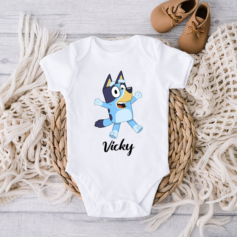 Mono de bebé personalizado con diseño de dibujos animados de Bluey para niños, adorable regalo para baby shower familiar.
