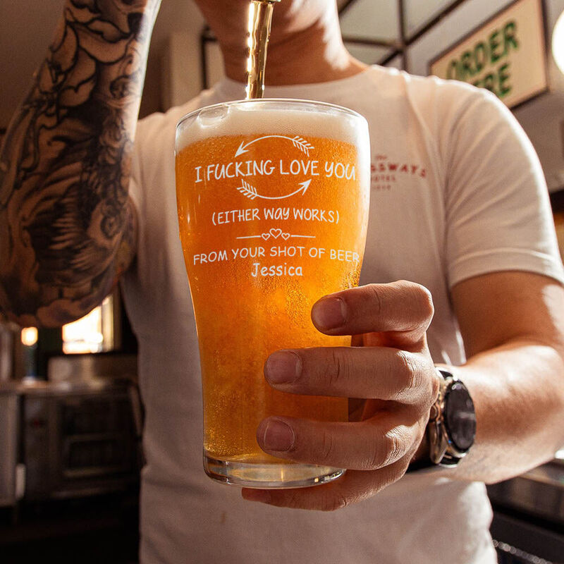 Verre à bière personnalisé avec motifs de coeurs Cadeau intéressant pour les couples