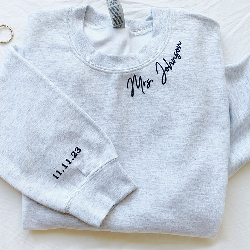 Personalisiertes Sweatshirt Puff Druck Individueller Ausschnitt Name mit Datum Elegantes Design Geschenk für Liebhaber