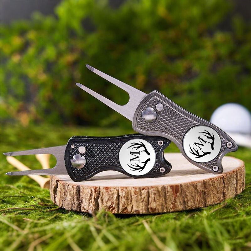 Outil de réparation de mottes de gazon personnalisé avec icône de bois de cerf Fourchette verte pliante avec marqueur de balle pour les amateurs de golf