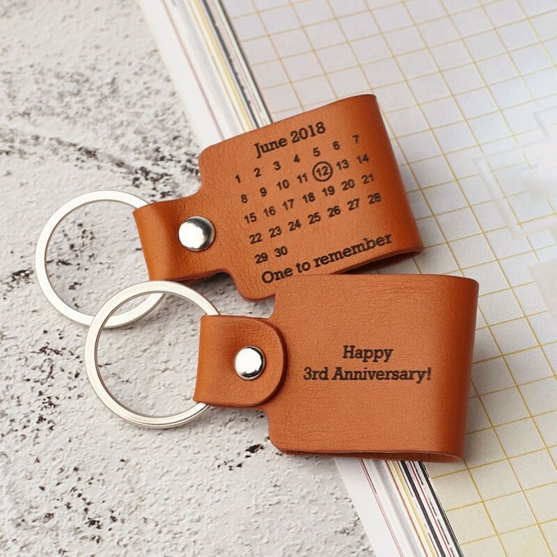 Personalisierter Leder-Schlüsselanhänger Personalisiertes Datum und Text Jubiläumsgeschenk