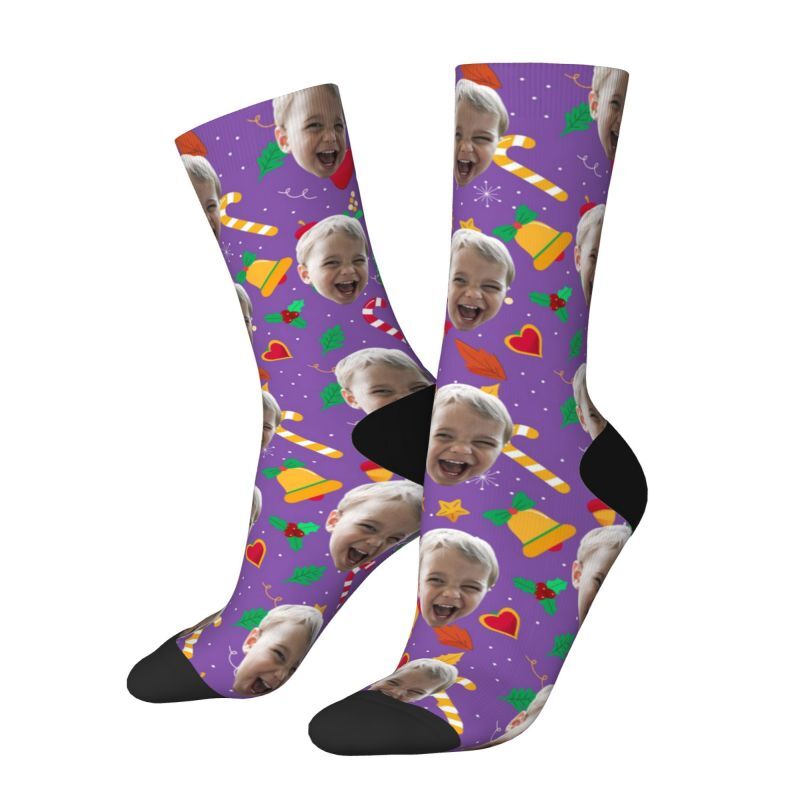 Chaussettes violettes personnalisées avec photo ajoutée comme cadeau de Noël personnalisé