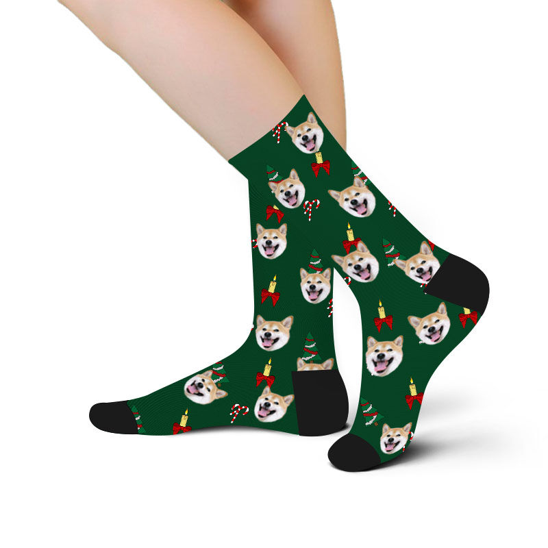 Calcetines con foto de cara divertida de mascota con árbol de navidad y vela color verde