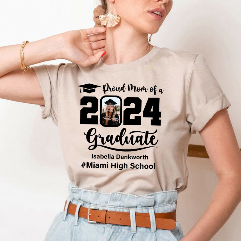 Personalisiertes T-Shirt 2024 Absolvent mit individuellem Foto und Nachricht Großartiges Geschenk zum Schulabschluss