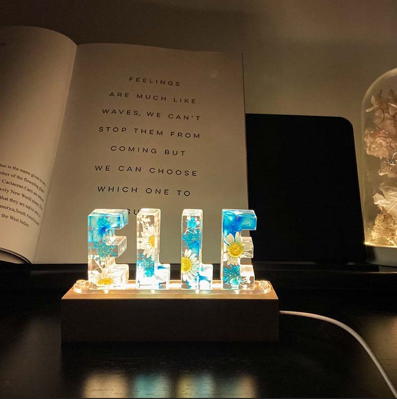 Lampe à lettres personnalisée en résine avec fleurs séchées et pétales bleus