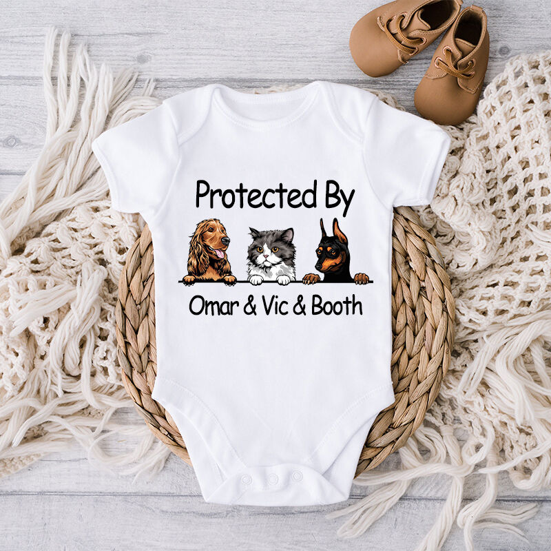 Gepersonaliseerde Baby Onesie Beschermd Door Douane Hond en Kat Perfect Baby Shower Cadeau voor Huisdier Liefhebbers
