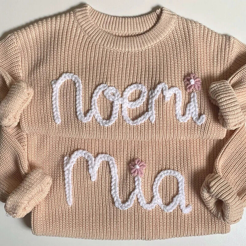 Suéter personalizado hecho a mano con nombre con hermosas flores y texto blanco para niños
