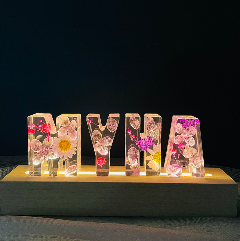 Lampe à lettres personnalisée en résine avec fleurs séchées et pétales violets