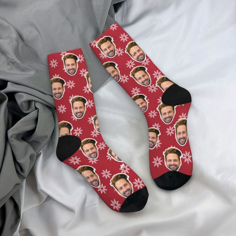 Personalisierte Socken mit Gesicht und Schneeflockenmuster als Weihnachtsgeschenk für Paare