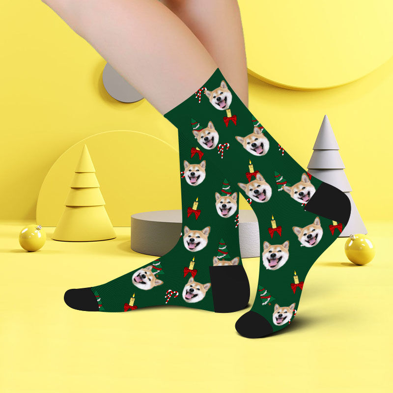 Calcetines con foto de cara divertida de mascota con árbol de navidad y vela color verde