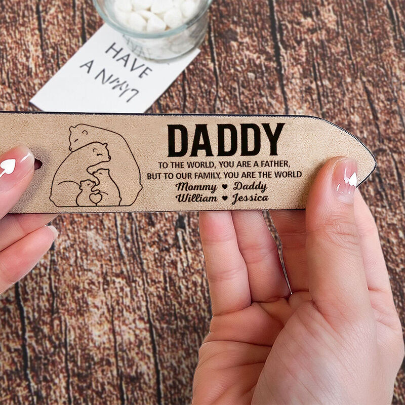 Cinturón de cuero grabado personalizado para papá con la frase "Bear Family Dad You Are the World"