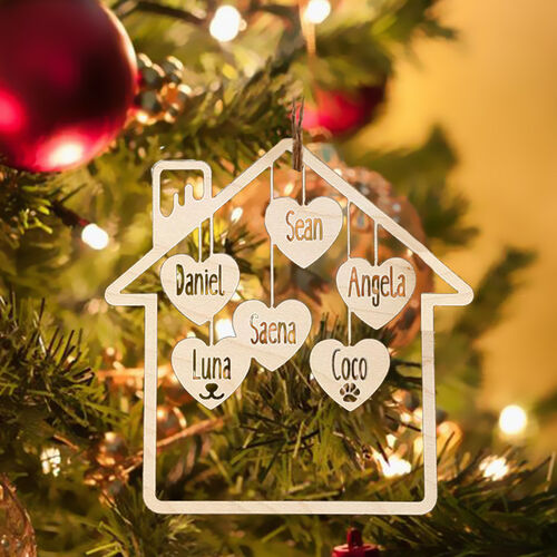 Ornamento navideño personalizado de madera con nombre en corazón de forma de casa