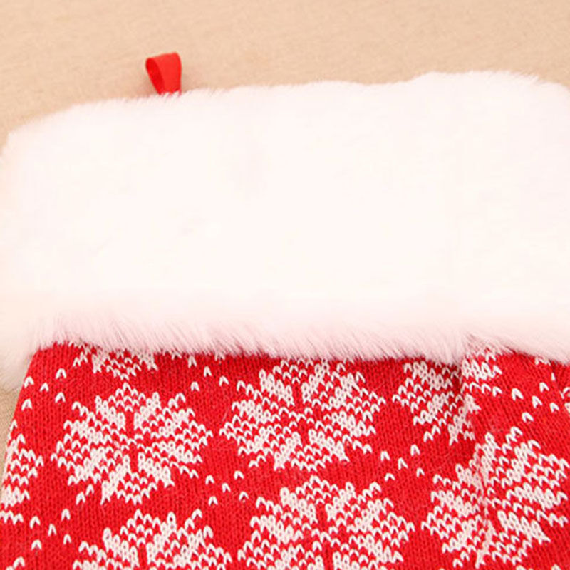 Calcetines de navidad personalizados con el nombre de un copo de nieve rojo