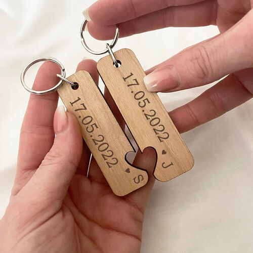 Llavero de madera personalizado con fecha de aniversario con corazón para pareja