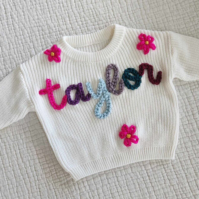 Suéter hecho a mano personalizado con nombre con preciosa flores y texto de color aleatorio para bebé