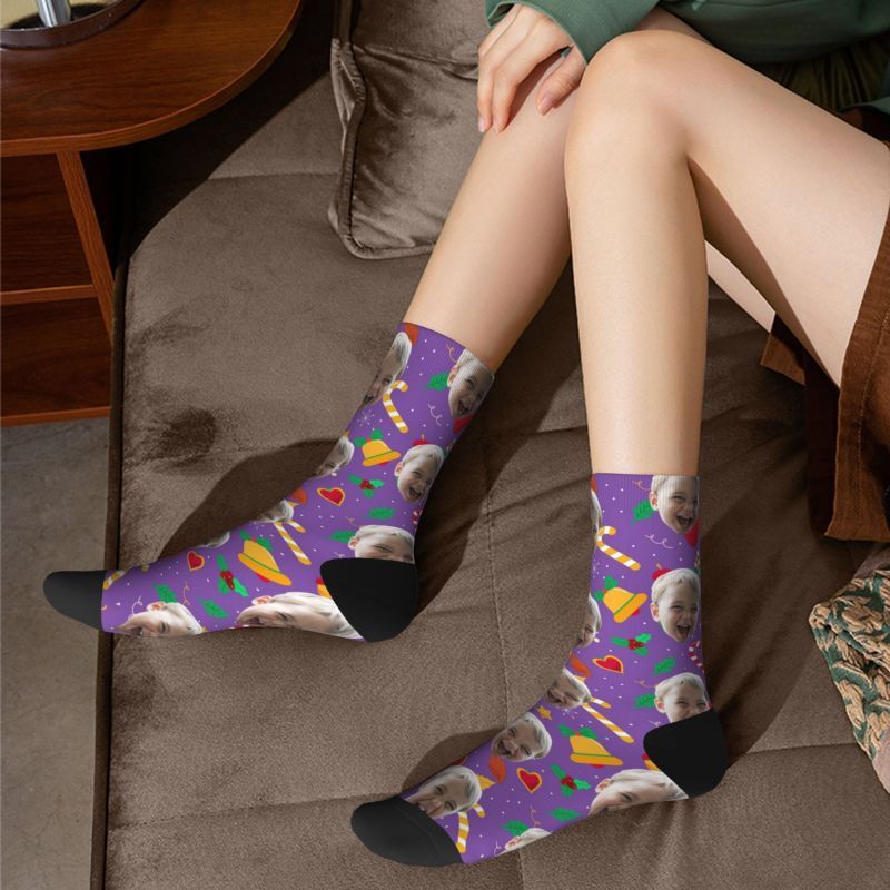 Chaussettes violettes personnalisées avec photo ajoutée comme cadeau de Noël personnalisé