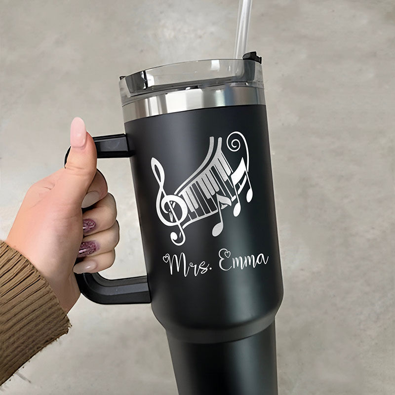 Gepersonaliseerde naam beker met muzikale symbolen Creatief cadeau voor leraar