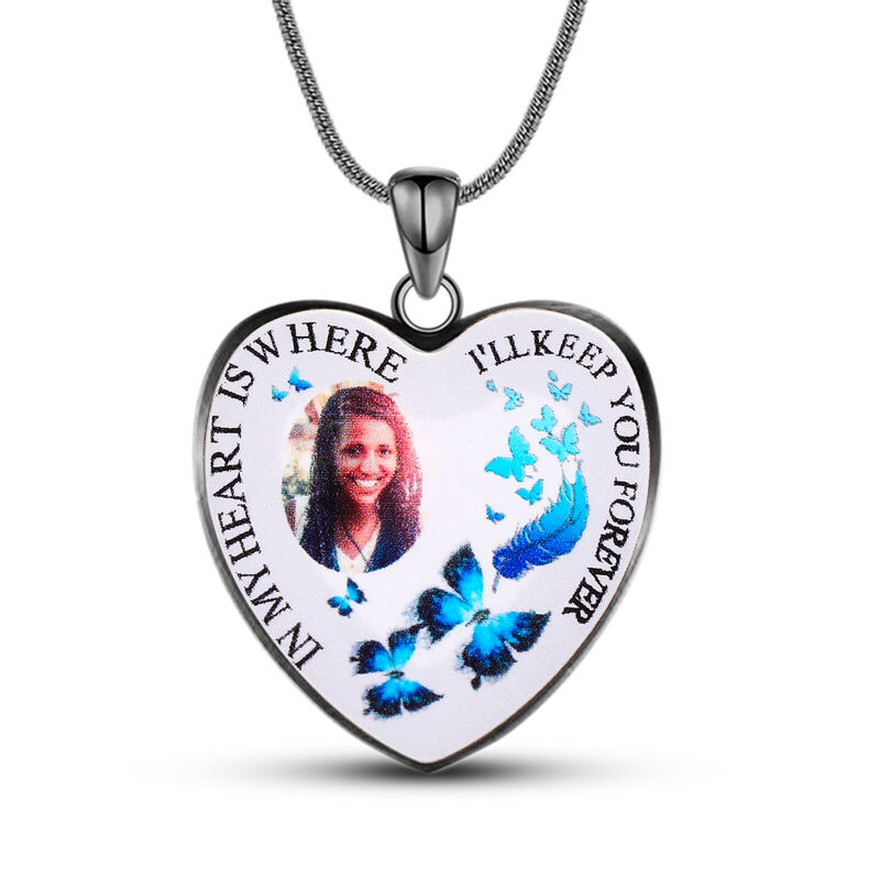 Collar conmemorativo de madre en forma de corazón con foto de círculo personalizada, mariposas y hoja azules