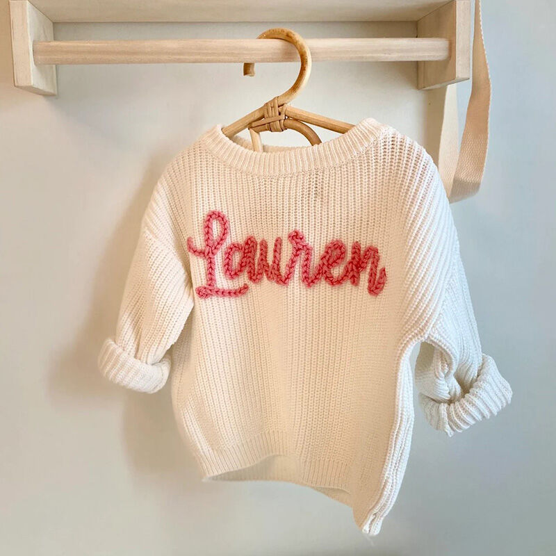 Suéter hecho a mano personalizado con nombre con texto rosa para bebé