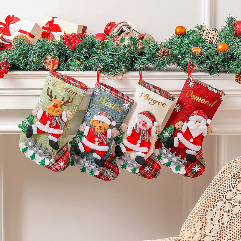 Calcetines de Navidad con diseño de ciervo y muñeco de nieve con nombres de regalos navideños para familia