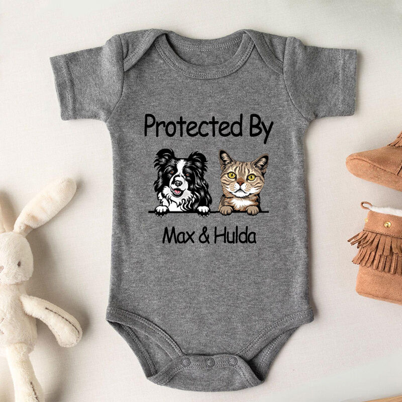 Gepersonaliseerde Baby Onesie Beschermd Door Douane Hond en Kat Perfect Baby Shower Cadeau voor Huisdier Liefhebbers
